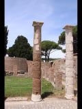 08530 ostia - regio v - insula vii - domus dei capitelli di stucco (v,vii,4-5) - peristylium - suedseite - saeule an der suedostecke - 06-2024.jpg